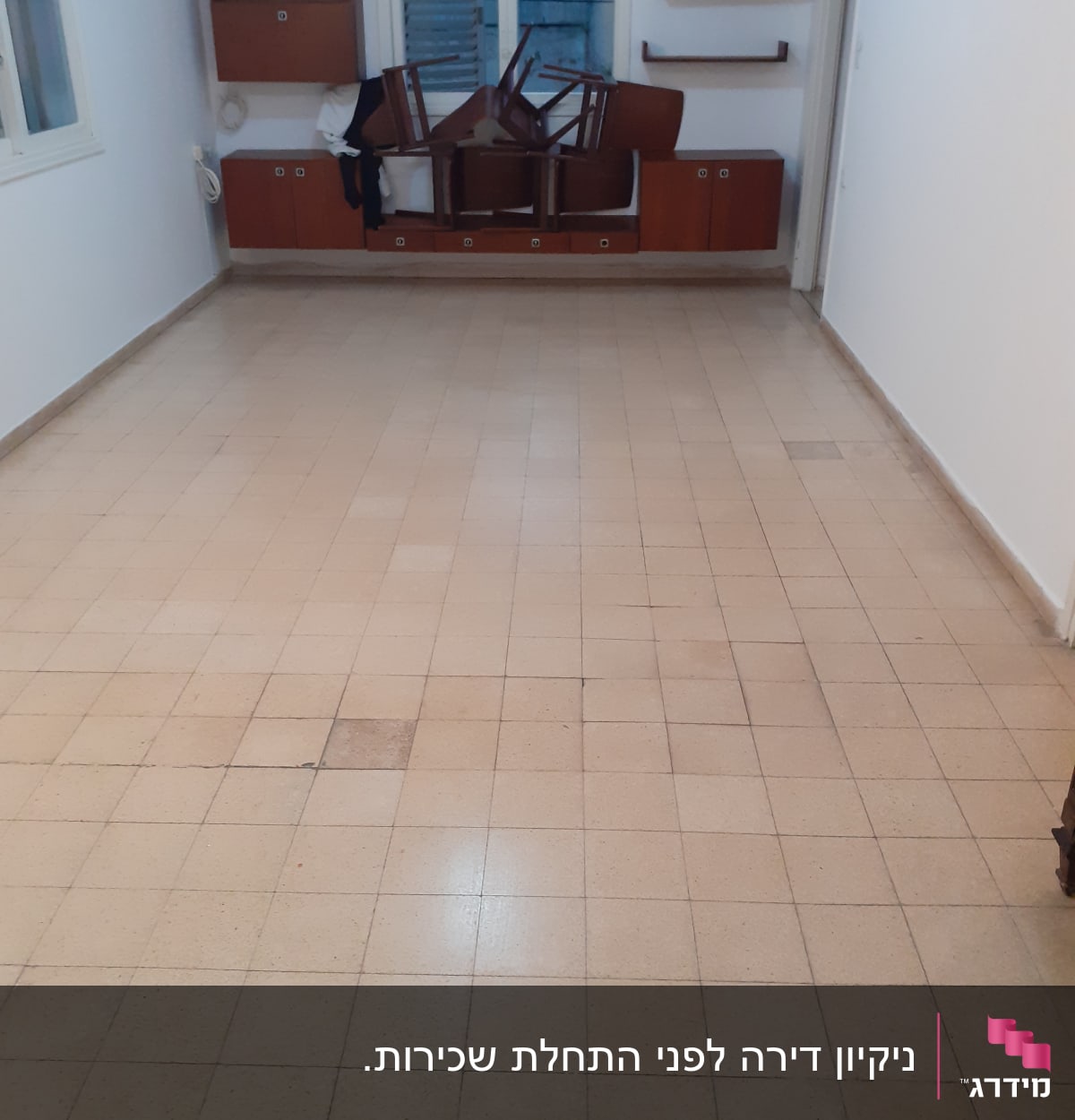 רצפה נקייה עם רהיטים מורמים לניקוי
